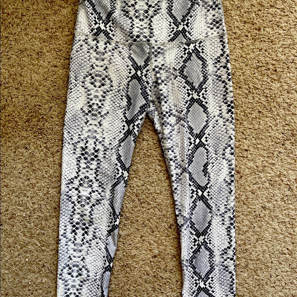 Snake print leggings
